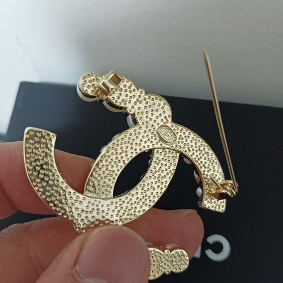 Chanel Classic Large Pearl Brooch - Picture 5 of 5